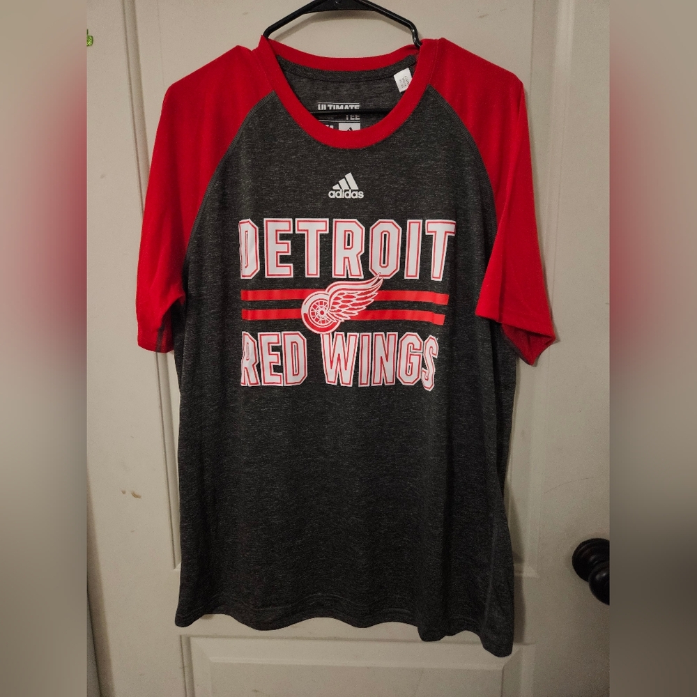 Deteoit Red Wings Adidas shirt